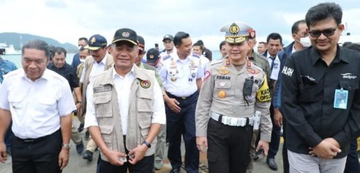 Tinjau Arus Balik Nataru 2023, Menko PMK :  Pastikan Keamanan dan Pelayanan Pelabuhan Merak Berjalan Baik